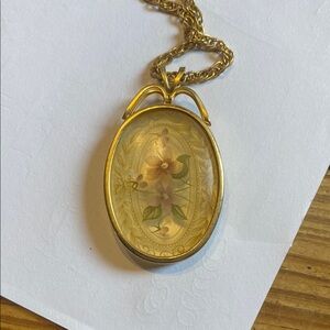 Elegant Gold Floral Pendant Necklace